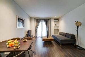 雅典Classy and stylish apartment next to Hilton的带沙发和桌子的客厅