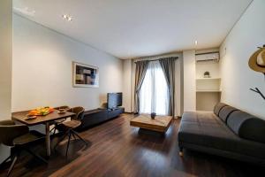 雅典Classy and stylish apartment next to Hilton的带沙发和桌子的客厅