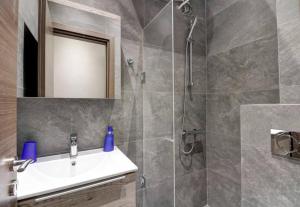 Classy and stylish apartment next to Hilton的一间浴室