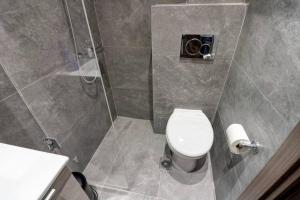 Classy and stylish apartment next to Hilton的一间浴室