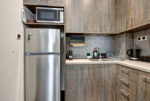 Classy and stylish apartment next to Hilton的厨房或小厨房