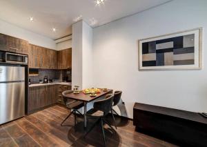 Classy and stylish apartment next to Hilton的厨房或小厨房