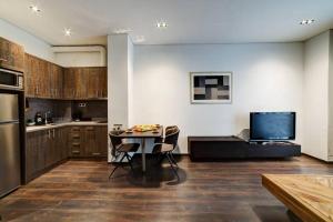 Classy and stylish apartment next to Hilton的厨房或小厨房