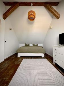 a bedroom with a bed and a ceiling at Ganzes Tiny House "Thüringer Ruhe" mit großem Garten nahe Rennsteig in Laucha
