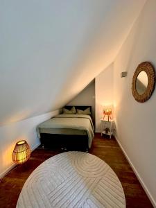 a bedroom with a bed and a mirror on the wall at Ganzes Tiny House "Thüringer Ruhe" mit großem Garten nahe Rennsteig in Laucha