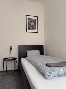 Postel nebo postele na pokoji v ubytování Black Style ROOMS Moravske namesti
