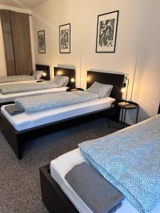 Postel nebo postele na pokoji v ubytování Black Style ROOMS Moravske namesti