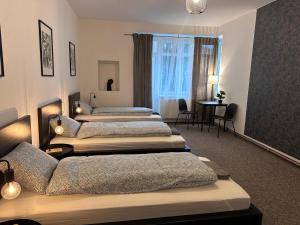 Postel nebo postele na pokoji v ubytování Black Style ROOMS Moravske namesti