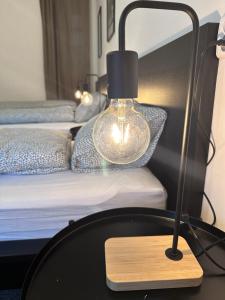 Postel nebo postele na pokoji v ubytování Black Style ROOMS Moravske namesti