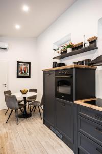 Una cocina con horno y una mesa con sillas. en Luxury City Center House, en Split