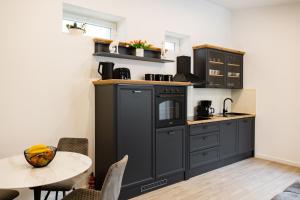 una cocina con armarios negros y una mesa con un bol de fruta en Luxury City Center House, en Split 18 fotos más