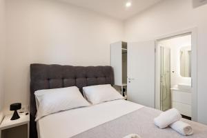 Un dormitorio con una gran cama blanca y un espejo. en Luxury City Center House, en Split