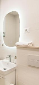 Un baño blanco con lavabo y espejo. en Luxury City Center House, en Split