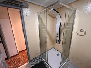 una ducha con puerta de cristal en un baño en Manda Pola, en Santa Pola 21 fotos más