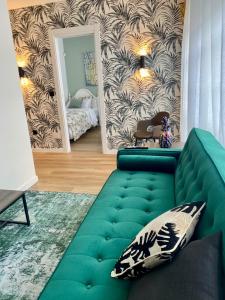 a green couch in a living room with a mirror at Apartamento en Casco Histórico in Pontevedra
