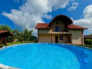 MintiaにあるCasa Royalのヴィラ(家の前にスイミングプール付)