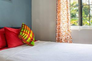 Кровать или кровати в номере Adventurers Inn
