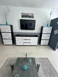 TV a/nebo společenská místnost v ubytování Duplex Juan les Pins proche plage