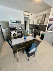 Kuchyň nebo kuchyňský kout v ubytování Duplex Juan les Pins proche plage