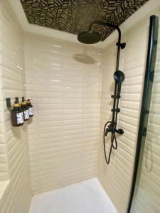 a bathroom with a shower with a shower head at Apartamento en Casco Histórico in Pontevedra