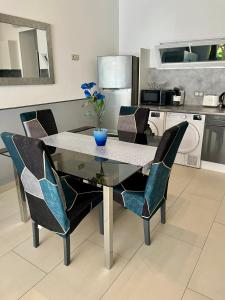 Kuchyň nebo kuchyňský kout v ubytování Duplex Juan les Pins proche plage