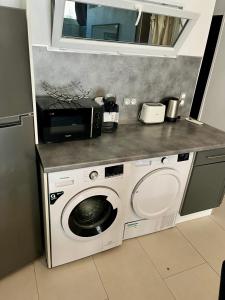 Kuchyň nebo kuchyňský kout v ubytování Duplex Juan les Pins proche plage