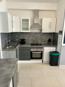 Kuchyň nebo kuchyňský kout v ubytování Duplex Juan les Pins proche plage