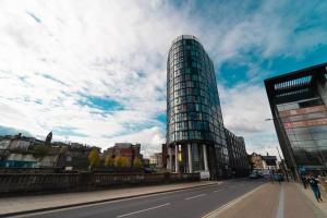 un grand bâtiment en verre au bord d'une rue dans l'établissement Stay Yorkshire I Quarter Apartment 53, à Sheffield