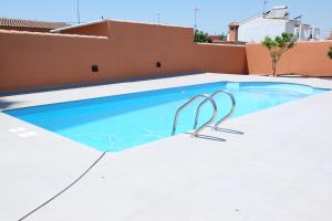 basen z błękitną wodą w domu w obiekcie Apartamento con Piscina ADULTS ONLY w mieście Chiclana de la Frontera +10 zdjęć