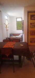 ein Raum mit einem Tisch und Stühlen und einem Fenster in der Unterkunft Finca ELSA in San Agustín de Valle Fértil