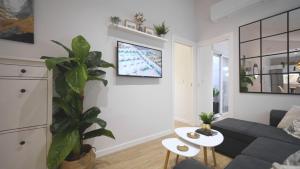 a living room with a couch and a plant at Casa Pescadores Torrevieja in Torrevieja