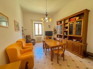 Μια τηλεόραση ή/και κέντρο ψυχαγωγίας στο Appartamento in Centro a 2 Passi dal Mare