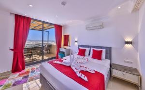 ein Schlafzimmer mit einem großen Bett mit roten Kissen in der Unterkunft Villa Lalezar in Çavdır + 85 Fotos