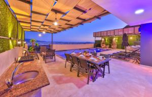 ein Esszimmer im Freien mit einem Tisch und einem Pool in der Unterkunft Villa Lalezar in Çavdır