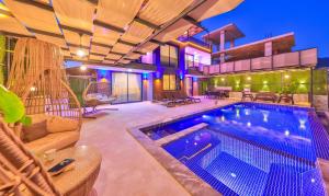 ein Swimmingpool mitten in einem Haus in der Unterkunft Villa Lalezar in Çavdır