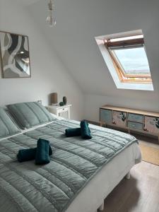 Giường trong phòng chung tại Charmante maison centre-ville Perros-Guirec Wifi