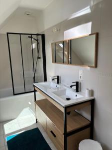 Phòng tắm tại Charmante maison centre-ville Perros-Guirec Wifi +52 ảnh