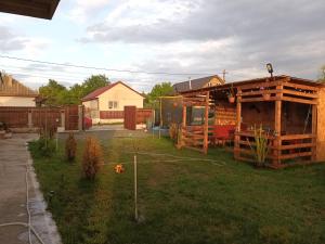 une cour avec une maison en bois avec une borne d'incendie dans l'établissement Cazare Corbu, à Corbu
