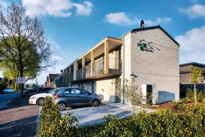 a building with a car parked in front of it at City-Apparte Boarding -Studios- Dein flexibles Zuhause in Gronau in Gronau