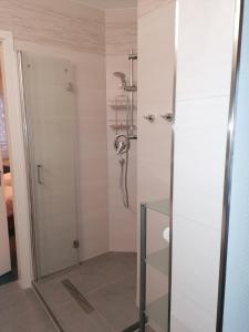 een douche in een badkamer met een glazen deur bij Ostseetraum in Ostseebad Koserow