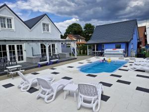 Bazén v ubytování A&M Apartamenty nebo v jeho okolí