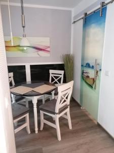 een eetkamer met een tafel en stoelen bij Ostseetraum in Ostseebad Koserow