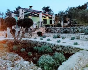 Κήπος έξω από το Authentic Stone House Piece of Heaven