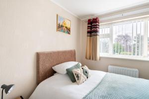 Fotografie z fotogalerie ubytování Spacious 5 bedroom, 2 Living Room, Games Room v destinaci Wolverhampton