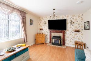 Un televizor și/sau centru de divertisment la Spacious 5 bedroom, 2 Living Room, Games Room
