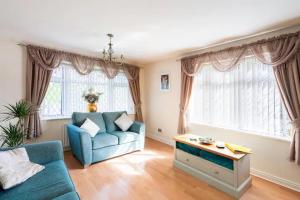 Fotografie z fotogalerie ubytování Spacious 5 bedroom, 2 Living Room, Games Room v destinaci Wolverhampton