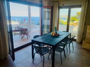 a dining room table with a bowl of fruit on it at Villa Kalli - Porto Ennia in Vromopoúsi