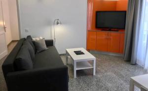 A television and/or entertainment centre at Bahia Colon