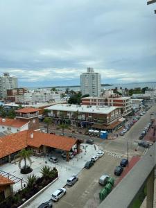 eine Stadt mit Autos auf einem Parkplatz in der Unterkunft Apartamento en Peninsula , excelente ubicación a metros de la playa in Punta del Este + 5 Fotos