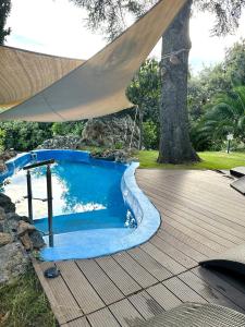 - une piscine avec une terrasse et un parasol dans l'établissement Villa degli Ulivi, à Massa Marittima